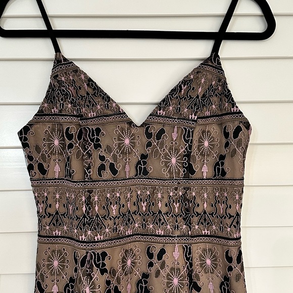 Elliatt Embroidered Floral MIDI Dress - Picture 5 of 11